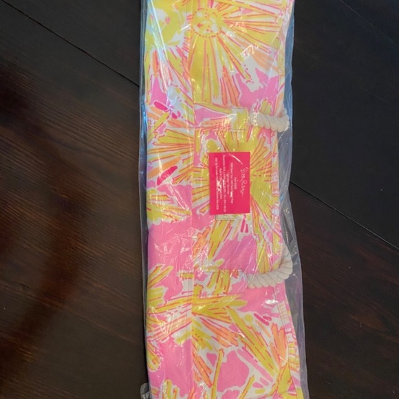 Lilly Pulitzer Be the Sunshine Oversized Beach Tote NWT - Picture 2 of 3
